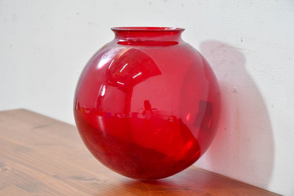 《引っ掛けシーリング式ペンダントライト加工費込み》　和製ヴィンテージ　深みのある赤色ガラスが空間を彩る球体型ペンダントライト　(R-084060)