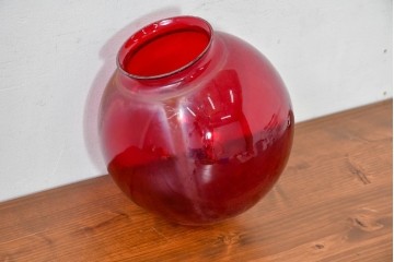 《引っ掛けシーリング式ペンダントライト加工費込み》　和製ヴィンテージ　深みのある赤色ガラスが空間を彩る球体型ペンダントライト　(R-084060)