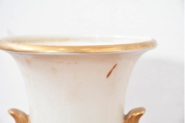 ヨーロッパヴィンテージ　クラシカルな金色装飾と優雅な絵付けが施されたトロフィー型テーブルスタンド　(R-084063)