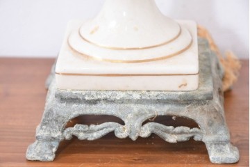 ヨーロッパヴィンテージ　クラシカルな金色装飾と優雅な絵付けが施されたトロフィー型テーブルスタンド　(R-084063)