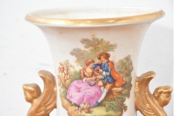 ヨーロッパヴィンテージ　クラシカルな金色装飾と優雅な絵付けが施されたトロフィー型テーブルスタンド　(R-084063)