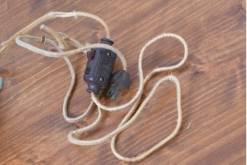 ヨーロッパヴィンテージ　クラシカルな金色装飾と優雅な絵付けが施されたトロフィー型テーブルスタンド　(R-084063)