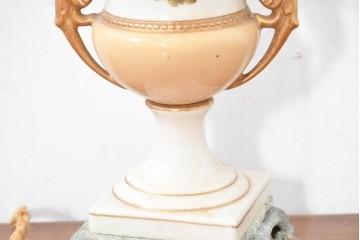 ヨーロッパヴィンテージ　クラシカルな金色装飾と優雅な絵付けが施されたトロフィー型テーブルスタンド　(R-084063)