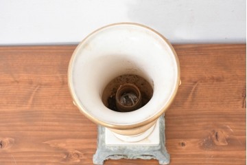 ヨーロッパヴィンテージ　クラシカルな金色装飾と優雅な絵付けが施されたトロフィー型テーブルスタンド　(R-084063)