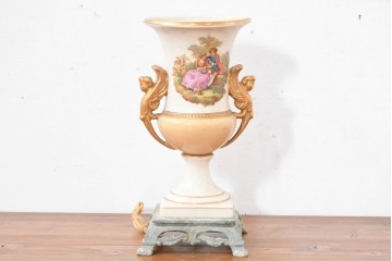 ヨーロッパヴィンテージ　クラシカルな金色装飾と優雅な絵付けが施されたトロフィー型テーブルスタンド　(R-084063)