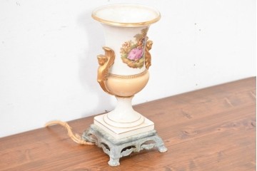 ヨーロッパヴィンテージ　クラシカルな金色装飾と優雅な絵付けが施されたトロフィー型テーブルスタンド　(R-084063)