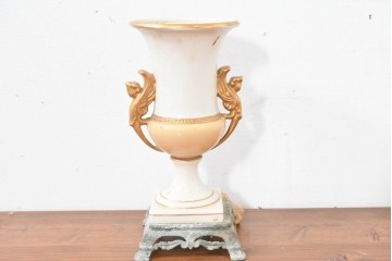 ヨーロッパヴィンテージ　クラシカルな金色装飾と優雅な絵付けが施されたトロフィー型テーブルスタンド　(R-084063)