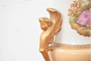 ヨーロッパヴィンテージ　クラシカルな金色装飾と優雅な絵付けが施されたトロフィー型テーブルスタンド　(R-084063)