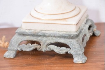 ヨーロッパヴィンテージ　クラシカルな金色装飾と優雅な絵付けが施されたトロフィー型テーブルスタンド　(R-084063)