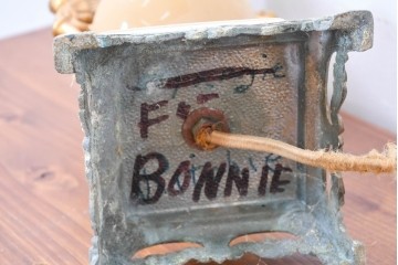 ヨーロッパヴィンテージ　クラシカルな金色装飾と優雅な絵付けが施されたトロフィー型テーブルスタンド　(R-084063)