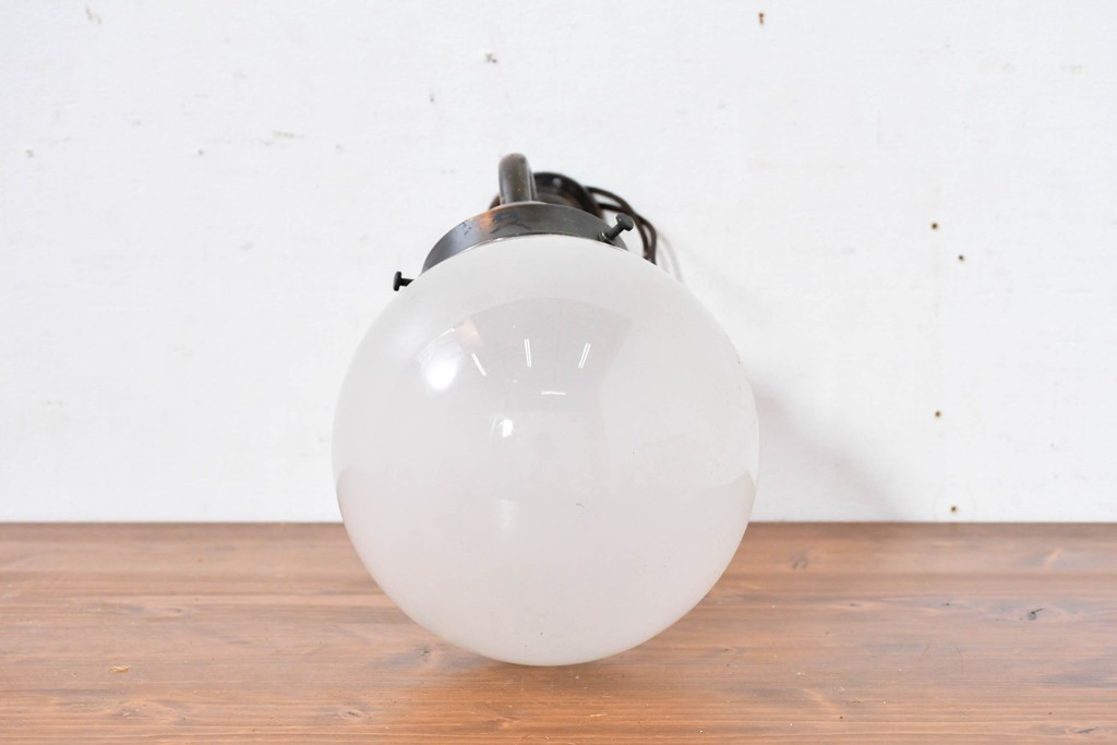 和製ヴィンテージ　乳白色の球形シェードが印象的なウォールライト　(R-084066)