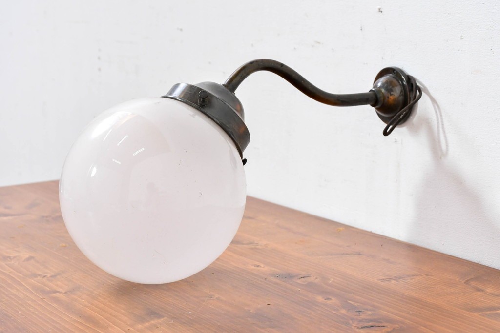 和製ヴィンテージ　乳白色の球形シェードが印象的なウォールライト　(R-084066)