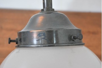 和製ヴィンテージ　乳白色の球形シェードが印象的なウォールライト　(R-084066)