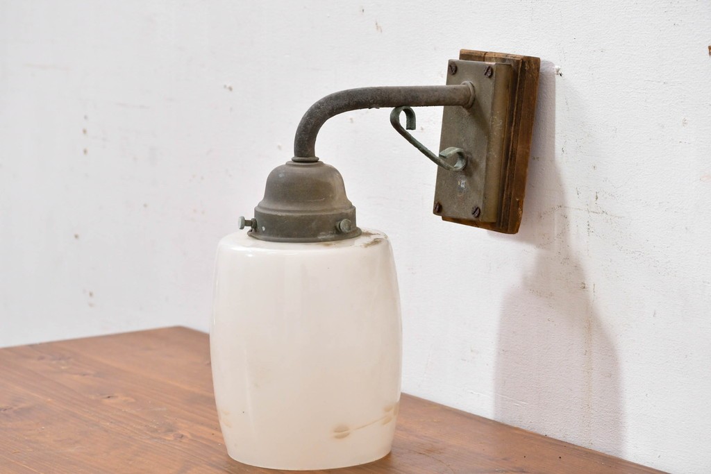 和製ヴィンテージ　柔らかな乳白ガラスが趣あるブラケットライト　(R-084069)