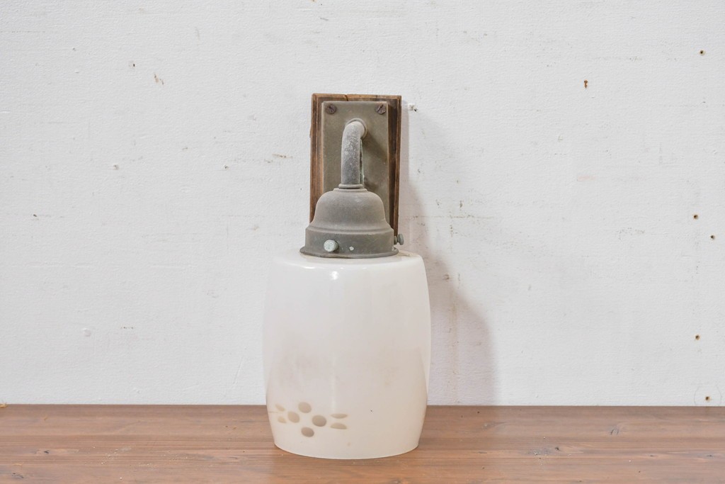 和製ヴィンテージ　柔らかな乳白ガラスが趣あるブラケットライト　(R-084069)