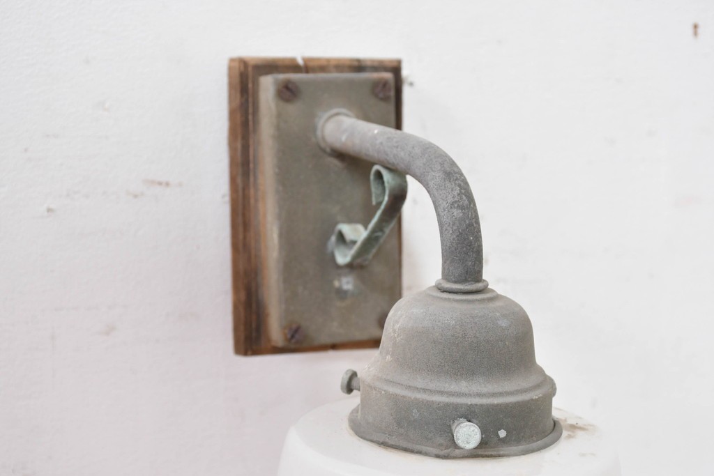 和製ヴィンテージ　柔らかな乳白ガラスが趣あるブラケットライト　(R-084069)