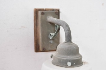 和製ヴィンテージ　柔らかな乳白ガラスが趣あるブラケットライト　(R-084069)