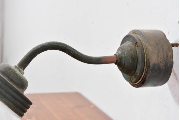 和製アンティーク　雫形の乳白ガラスシェードが味わい深いブラケットライト　(R-084070)