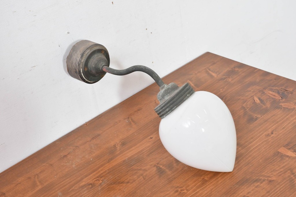 和製アンティーク　雫形の乳白ガラスシェードが味わい深いブラケットライト　(R-084070)