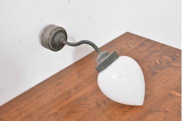 和製アンティーク　雫形の乳白ガラスシェードが味わい深いブラケットライト　(R-084070)