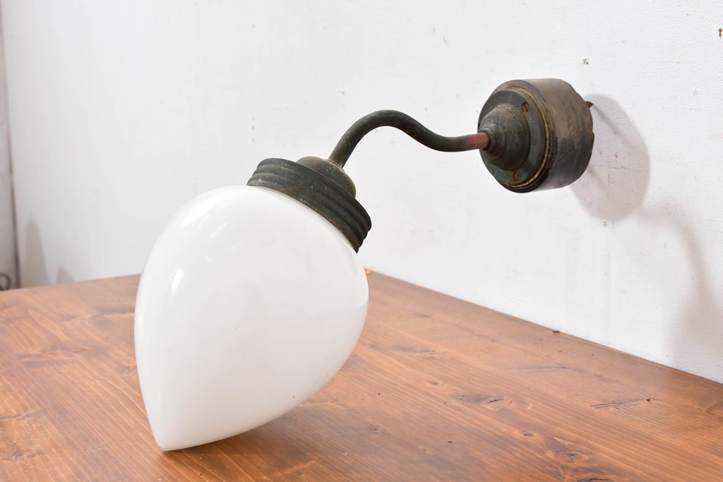 和製アンティーク　雫形の乳白ガラスシェードが味わい深いブラケットライト　(R-084070)