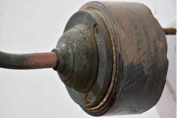 和製アンティーク　雫形の乳白ガラスシェードが味わい深いブラケットライト　(R-084070)