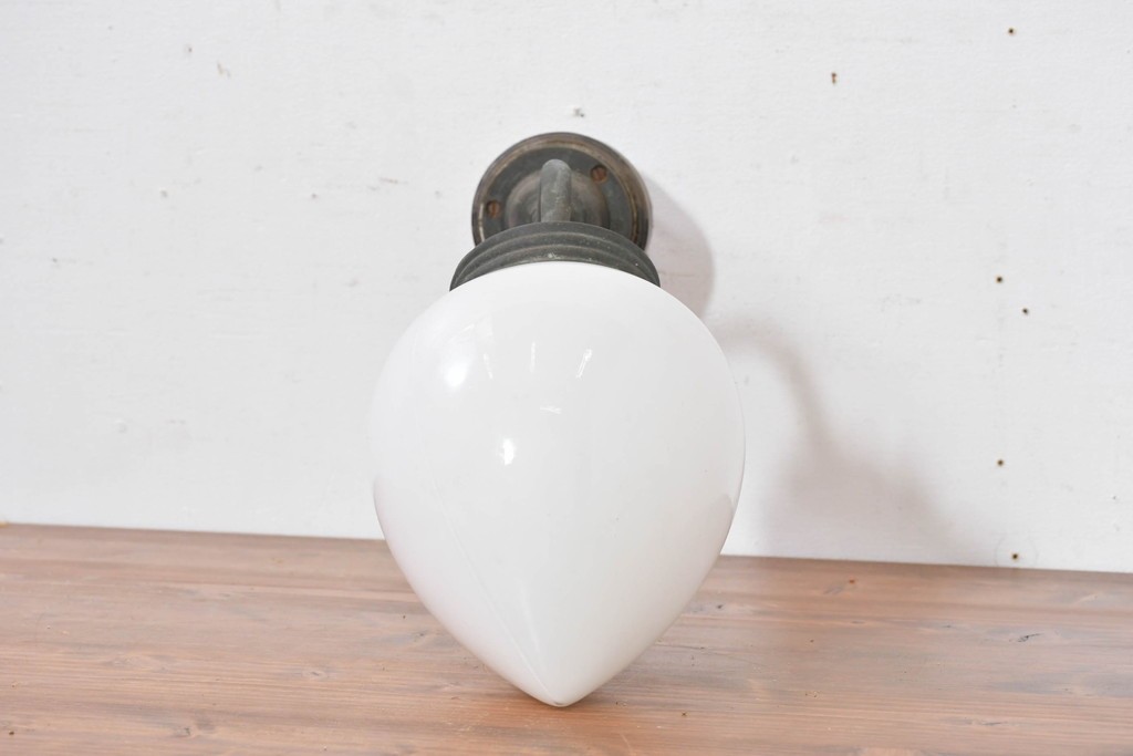 和製アンティーク　雫形の乳白ガラスシェードが味わい深いブラケットライト　(R-084070)