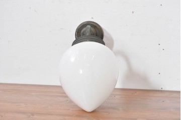 和製アンティーク　雫形の乳白ガラスシェードが味わい深いブラケットライト　(R-084070)