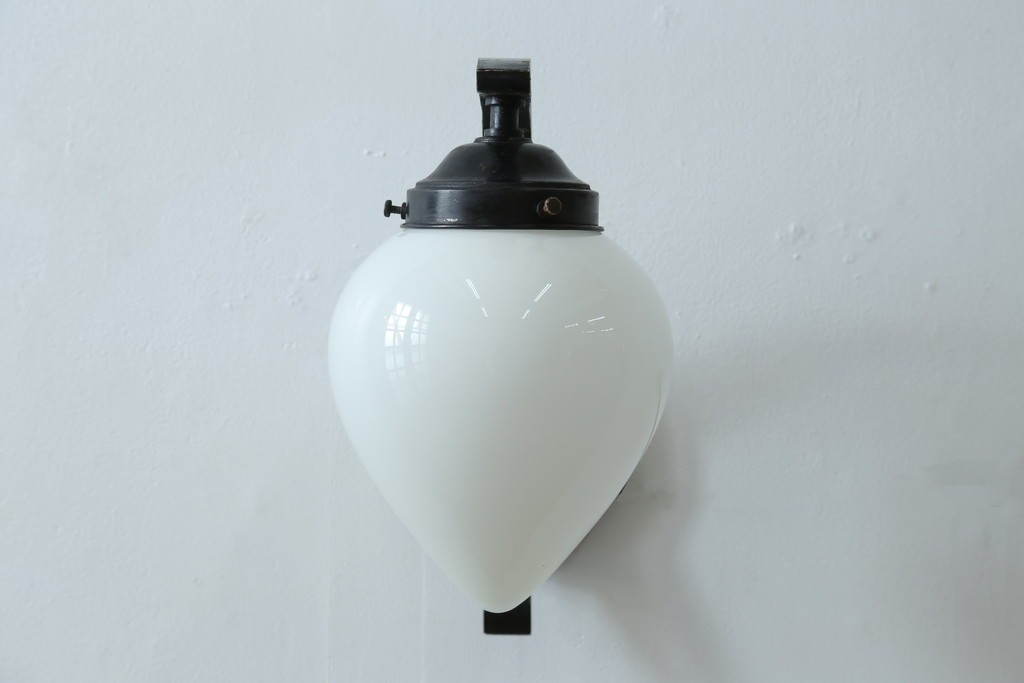 和製アンティーク　味わいある金属アームと雫形シェードのウォールライト　(R-084080)