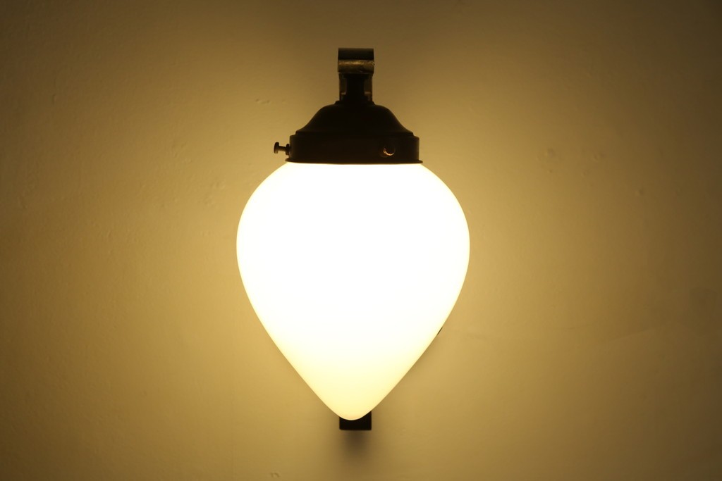 和製アンティーク　味わいある金属アームと雫形シェードのウォールライト　(R-084080)