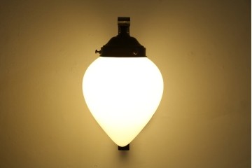 和製アンティーク　味わいある金属アームと雫形シェードのウォールライト　(R-084080)