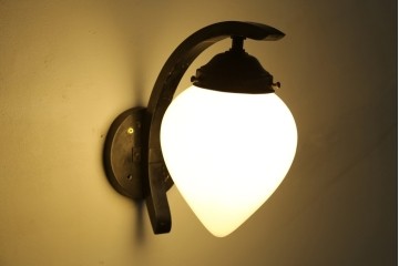 和製アンティーク　味わいある金属アームと雫形シェードのウォールライト　(R-084080)