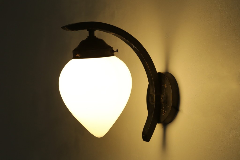 和製アンティーク　味わいある金属アームと雫形シェードのウォールライト　(R-084080)