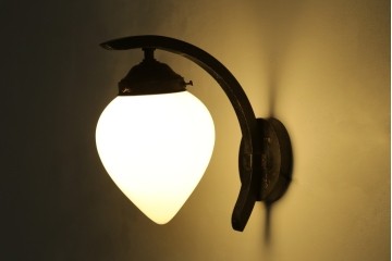 和製アンティーク　味わいある金属アームと雫形シェードのウォールライト　(R-084080)