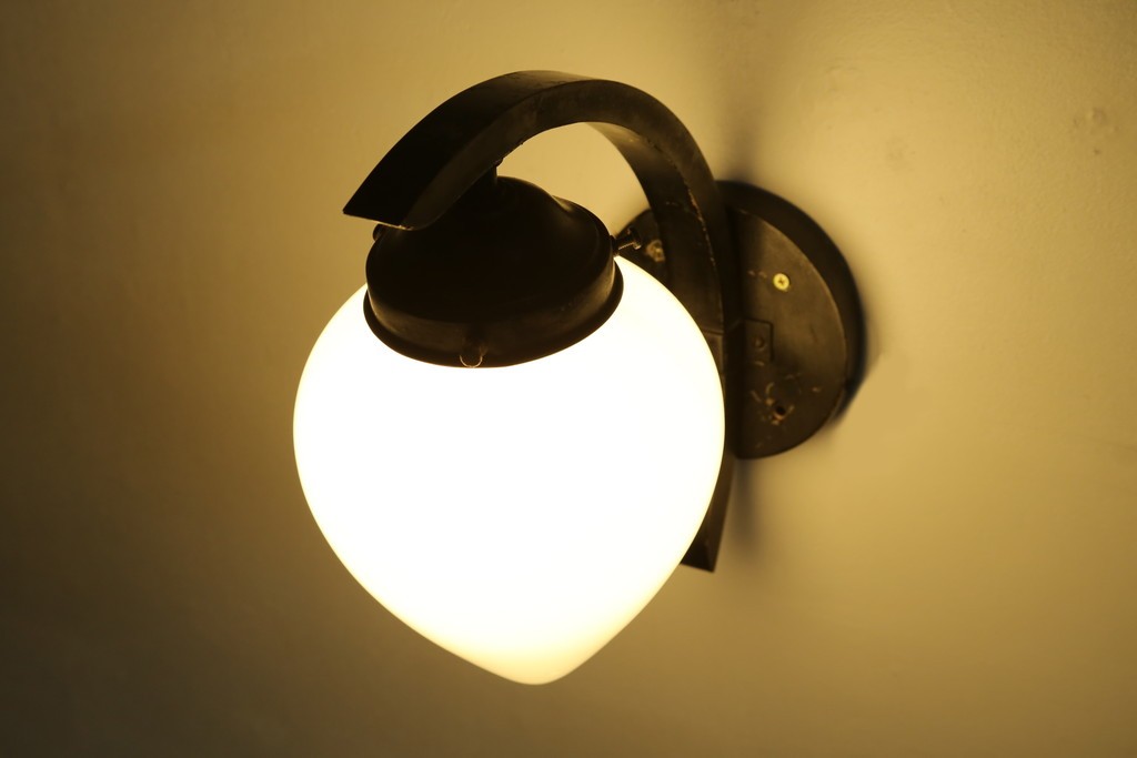 和製アンティーク　味わいある金属アームと雫形シェードのウォールライト　(R-084080)