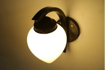 和製アンティーク　味わいある金属アームと雫形シェードのウォールライト　(R-084080)