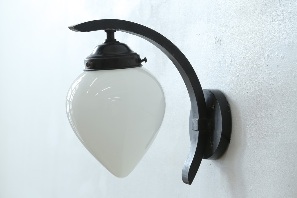 和製アンティーク　味わいある金属アームと雫形シェードのウォールライト　(R-084080)