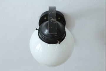 和製アンティーク　味わいある金属アームと雫形シェードのウォールライト　(R-084080)