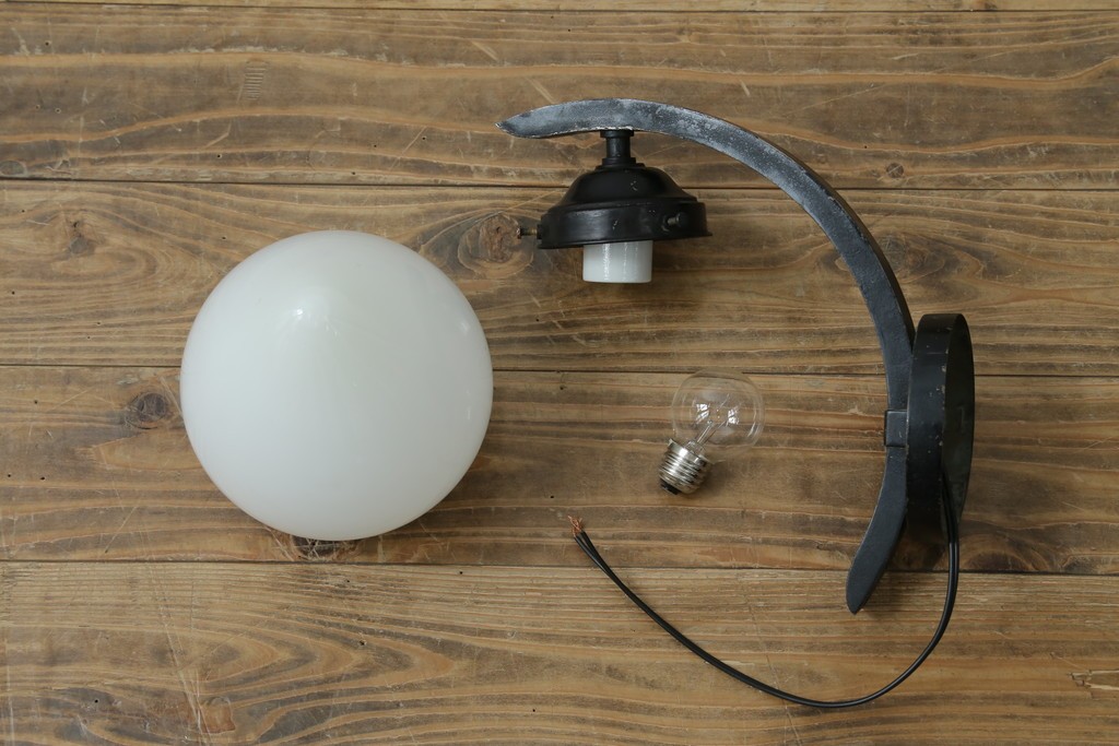 和製アンティーク　味わいある金属アームと雫形シェードのウォールライト　(R-084080)