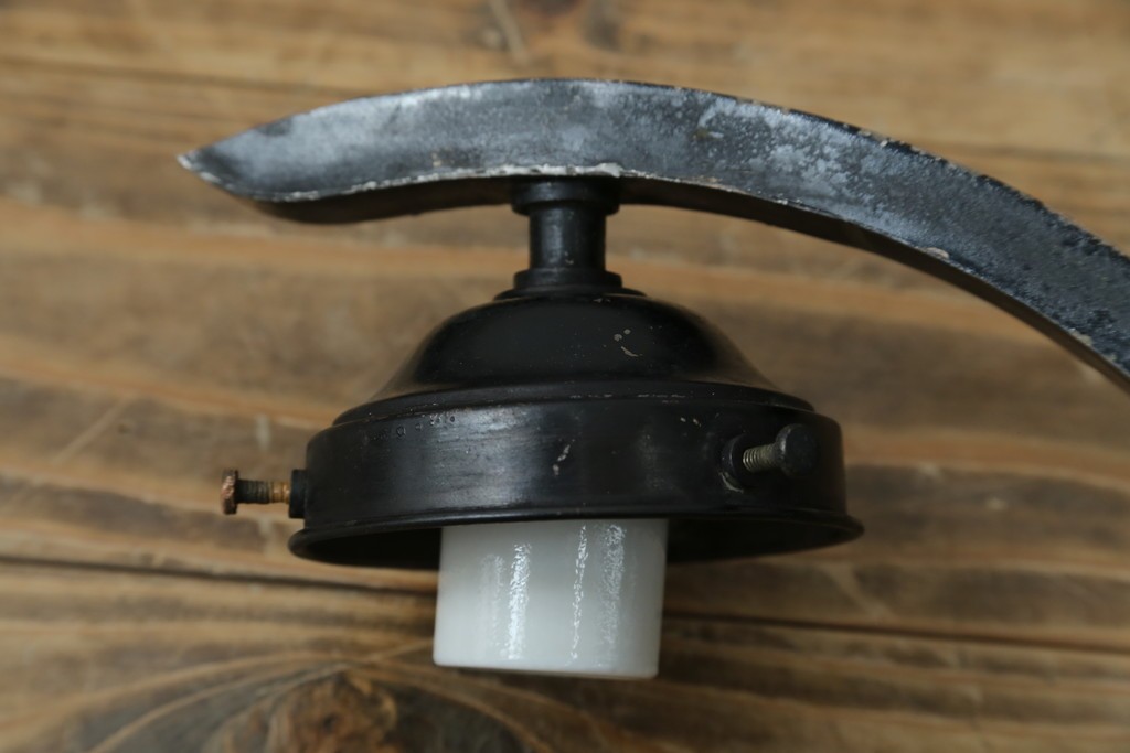 和製アンティーク　味わいある金属アームと雫形シェードのウォールライト　(R-084080)