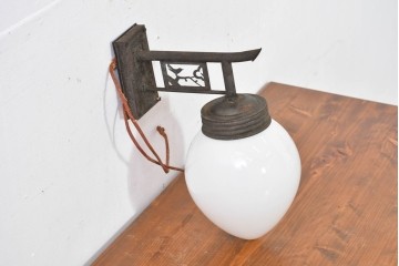 和製アンティーク　鳥の透かし飾りが趣を添えるウォールランプ　(R-084082)