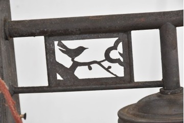 和製アンティーク　鳥の透かし飾りが趣を添えるウォールランプ　(R-084082)
