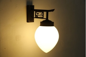 和製アンティーク　鳥の透かし飾りが趣を添えるウォールランプ　(R-084082)