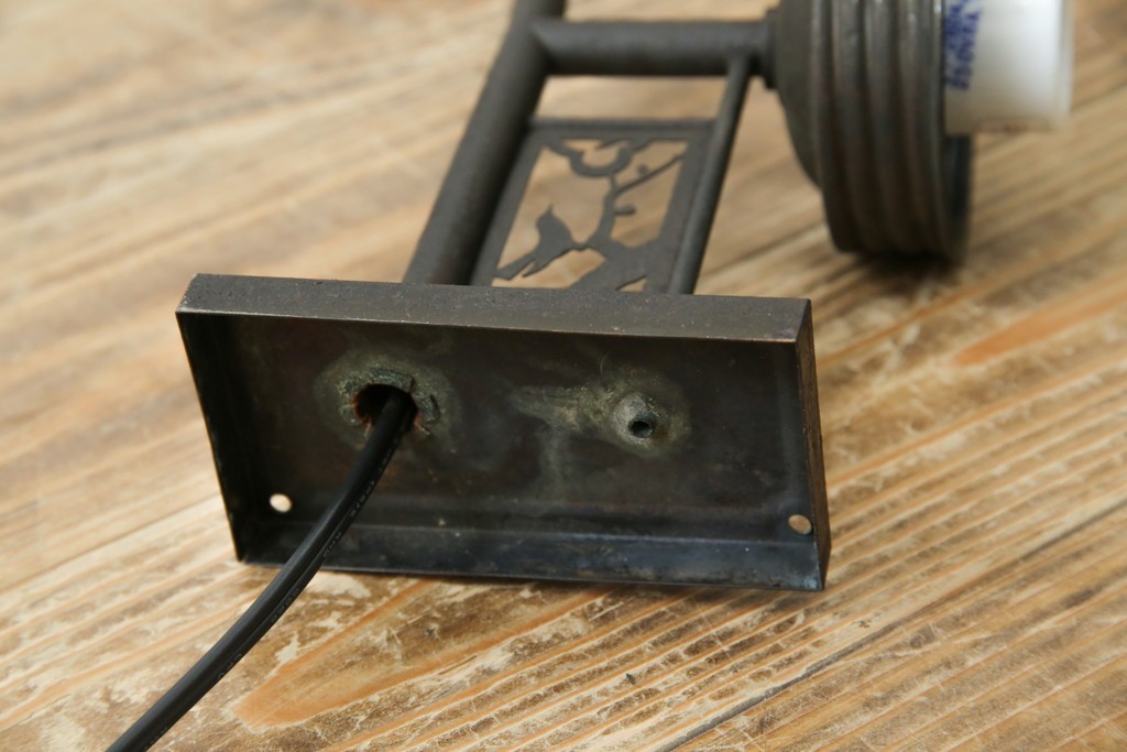 和製アンティーク　鳥の透かし飾りが趣を添えるウォールランプ　(R-084082)