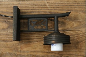 和製アンティーク　鳥の透かし飾りが趣を添えるウォールランプ　(R-084082)