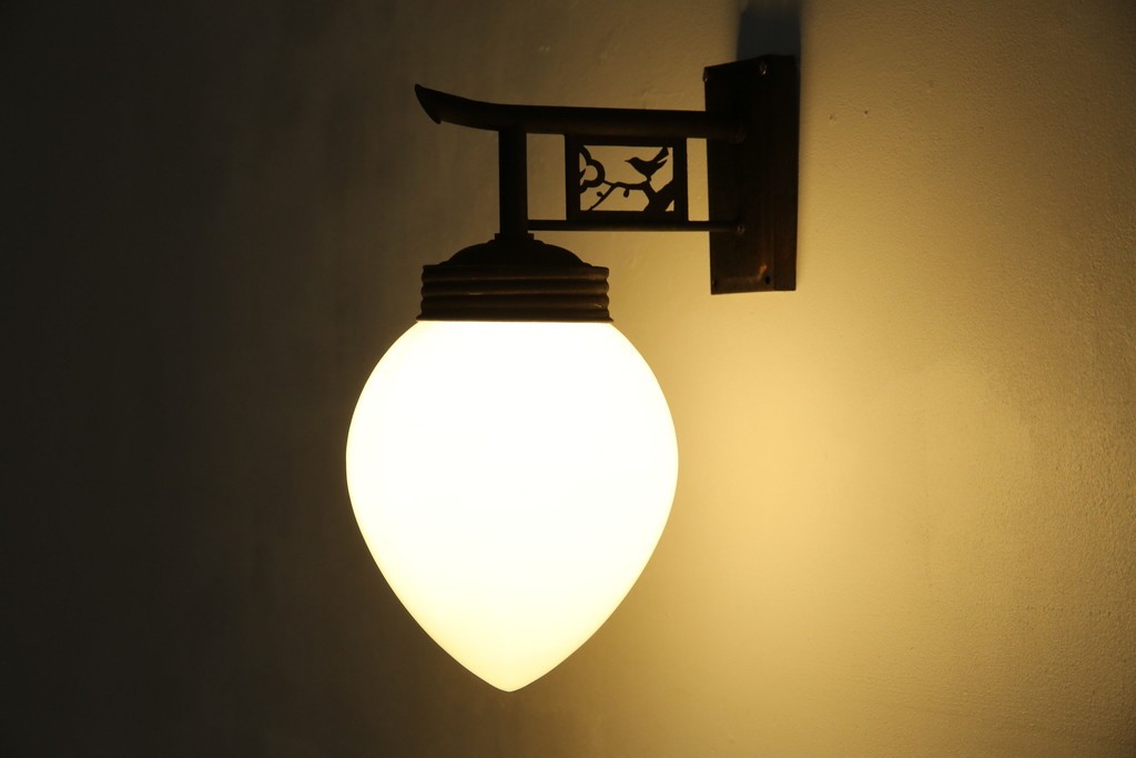 和製アンティーク　鳥の透かし飾りが趣を添えるウォールランプ　(R-084082)