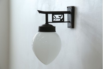 和製アンティーク　鳥の透かし飾りが趣を添えるウォールランプ　(R-084082)