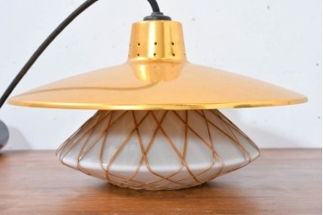 和製ヴィンテージ　金色の笠と格子状の意匠が映えるペンダントライト　(R-084083)