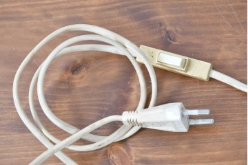 和製ヴィンテージ　木製ベースとふっくらとした丸みシェードが懐かしいレトロテーブルライト　(R-084088)