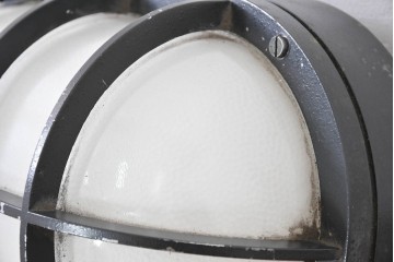 中古　希少な廃番品　ヤマギワ(yamagiwa)　BEGA(ベガ/ドイツ)　楕円ガラスに格子フレームデザインのウォールランプ　(R-084091)